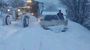 amasyada karli koy yolunda mahsur kalan aileyi greyder operatorleri kurtardi LujzijjV