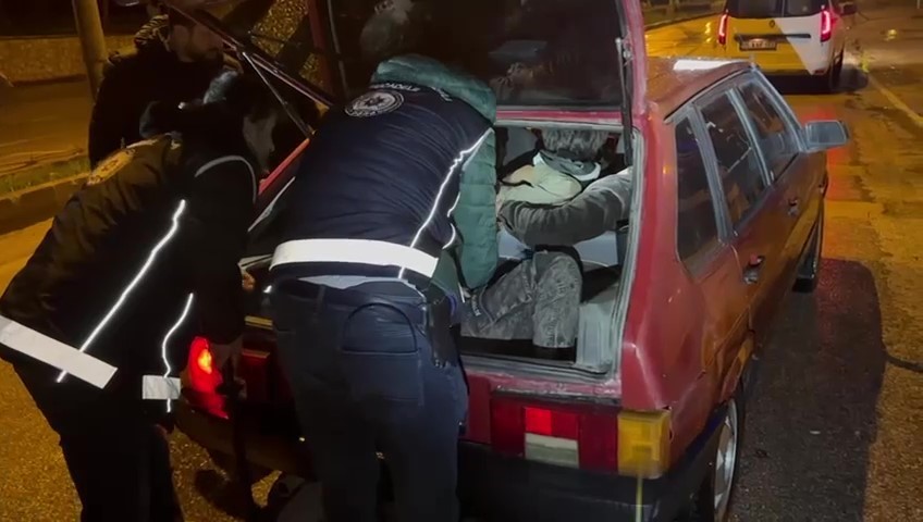 amasyada otomobilde 6 kacak gocmen yakalandi A1FtamYr