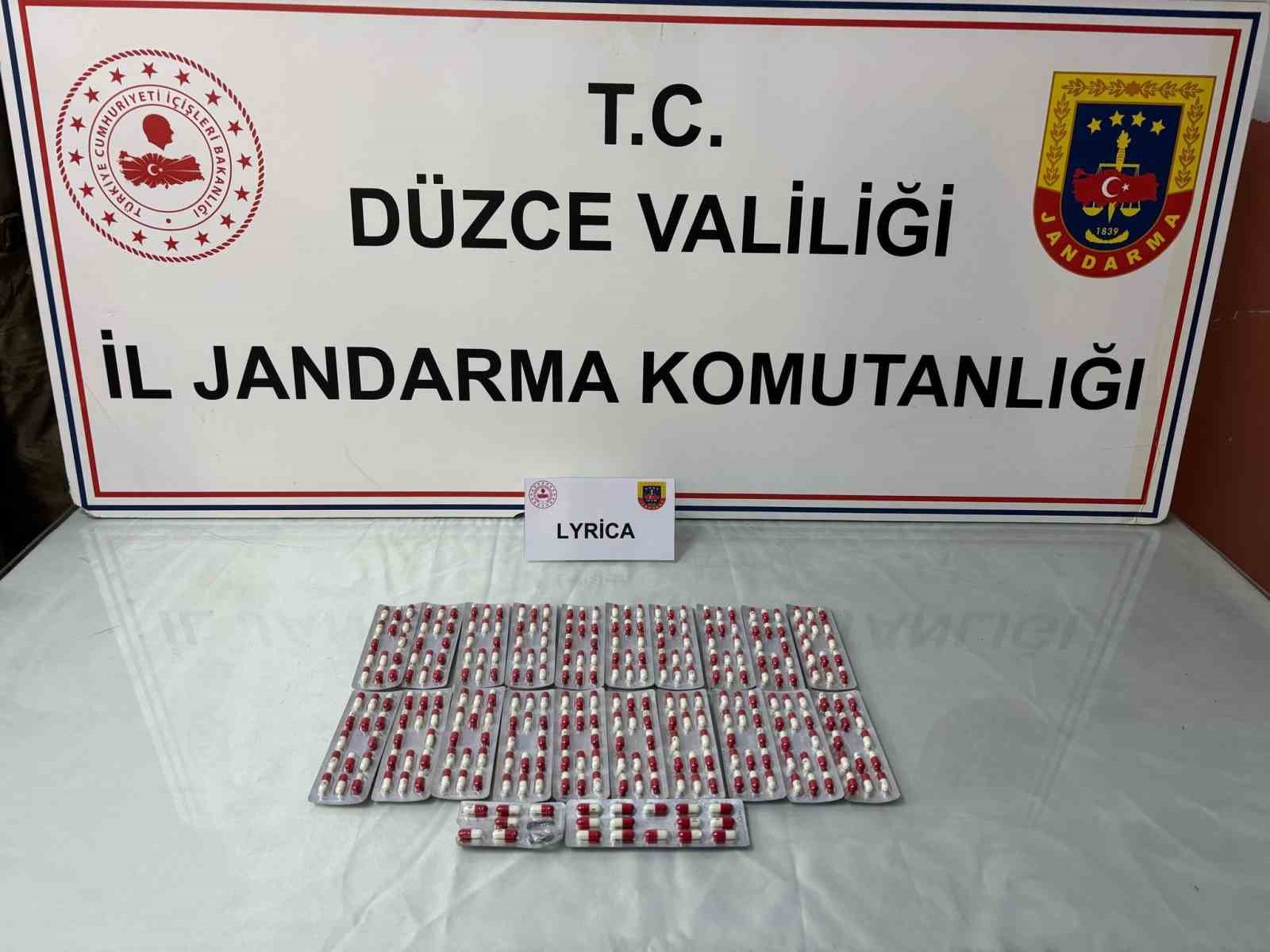 aracindaki uyusturucu haplari jandarmaya teslim etti Fzakbtrd