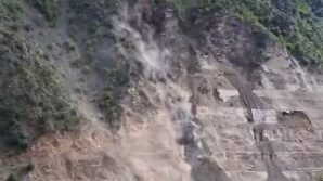 artvin savsat karayolunda bir gunde 3 heyelan yol ulasima kapandi Q3ByAnQc