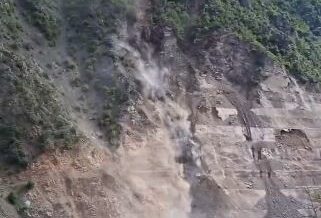 artvin savsat karayolunda bir gunde 3 heyelan yol ulasima kapandi Q3ByAnQc