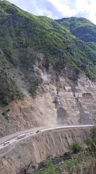 artvin savsat karayolunda bir gunde 3 heyelan yol ulasima kapandi Q3ByAnQc