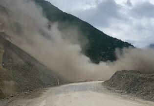 artvin savsat karayolunda heyelan ani kamerada 5lGIhhe2