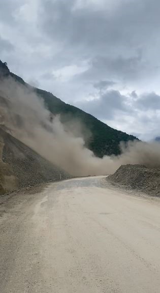 artvin savsat karayolunda heyelan ani kamerada 5lGIhhe2