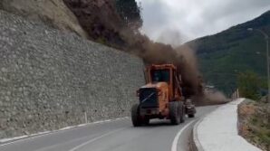 artvinde heyelan ani kameraya yansidi is makinesi saniyelerle kurtuldu Rh2HNFgh