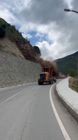 artvinde heyelan ani kameraya yansidi is makinesi saniyelerle kurtuldu Rh2HNFgh