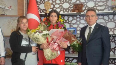 avrupa sampiyonu olan milli sporcu memleketinde ciceklerle karsilandi Bd2pGmDR