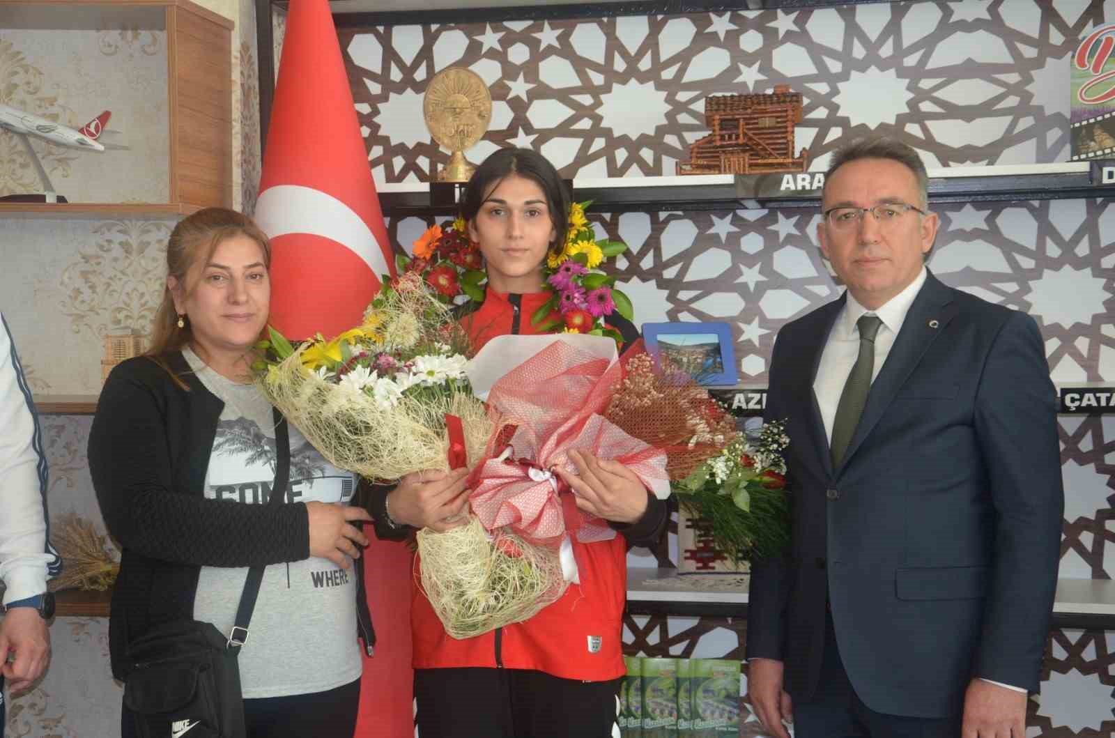 avrupa sampiyonu olan milli sporcu memleketinde ciceklerle karsilandi Bd2pGmDR