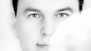 balkondan dusen sahis hayatini kaybetti M8LYKwGR