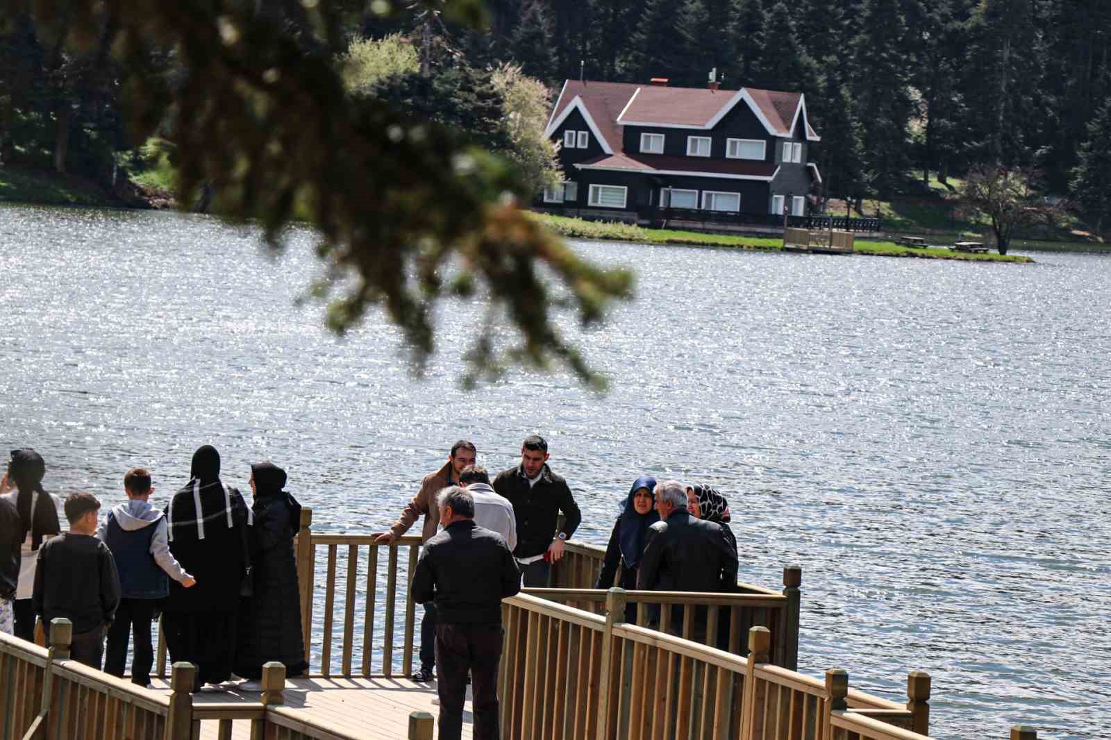 bayram tatilinin son gununde doganin tadini cikardilar ayni resimlerdeki gibi kartpostallik