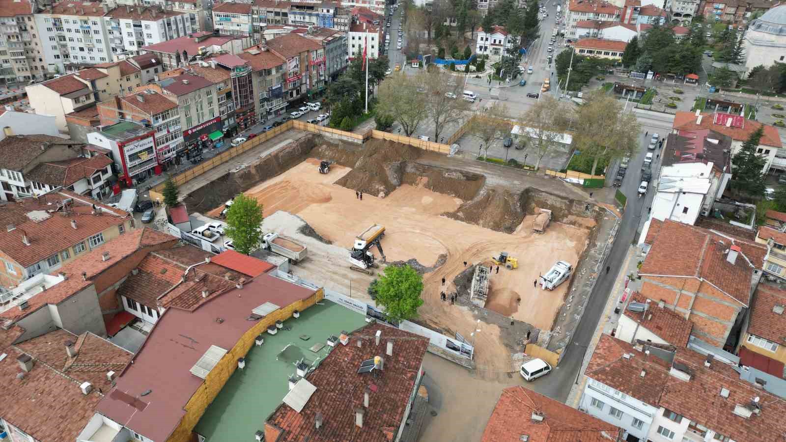 camura saplanan kamyonu kurtarmak isteyen surucu kamyonu ile 10 metreden duserek ters dondu
