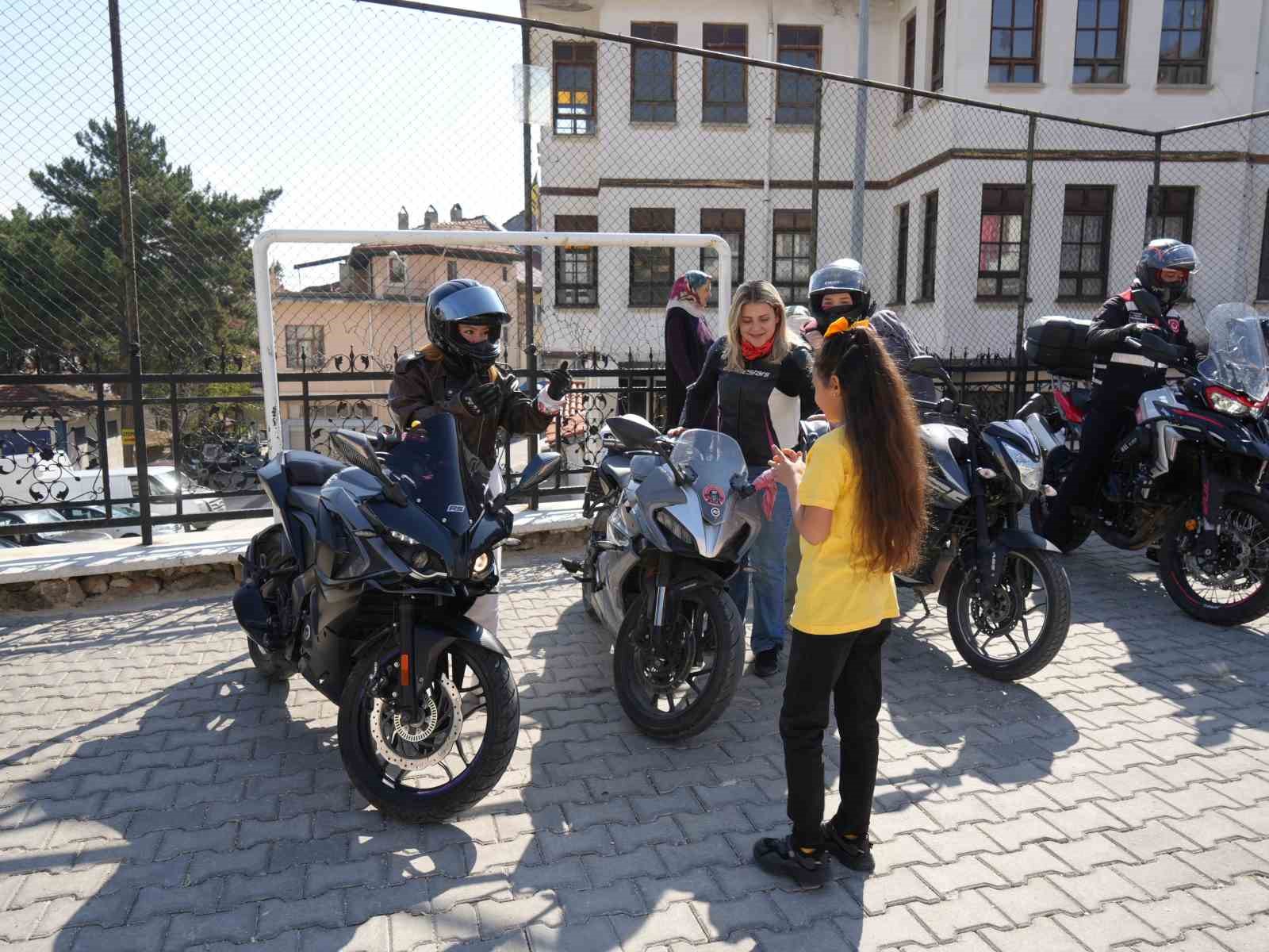 cocuklar motosiklet tutkulariyla bulustu ortaya renkli goruntuler cikti ASjelrDm