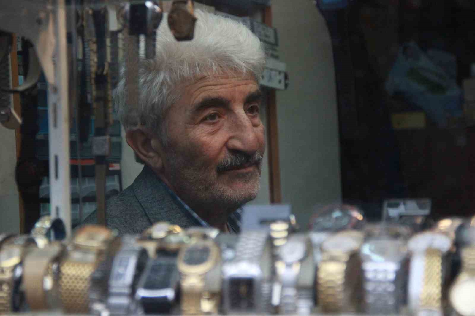 dedesinden ve babasindan kalan mirasi mekanik saatleri tamir ederek yasatiyor CN2yTUOr