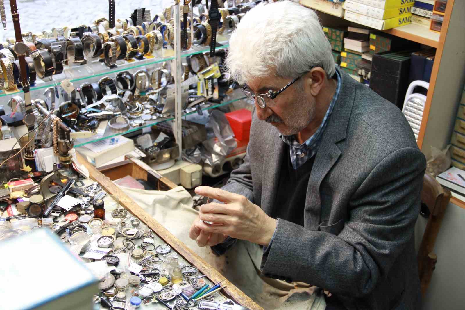 dedesinden ve babasindan kalan mirasi mekanik saatleri tamir ederek yasatiyor NDMbwYuC