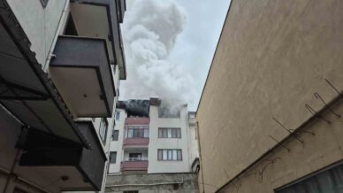 duzcede 5 katli binanin en ust kati alevlere teslim oldu iAsMJyPA