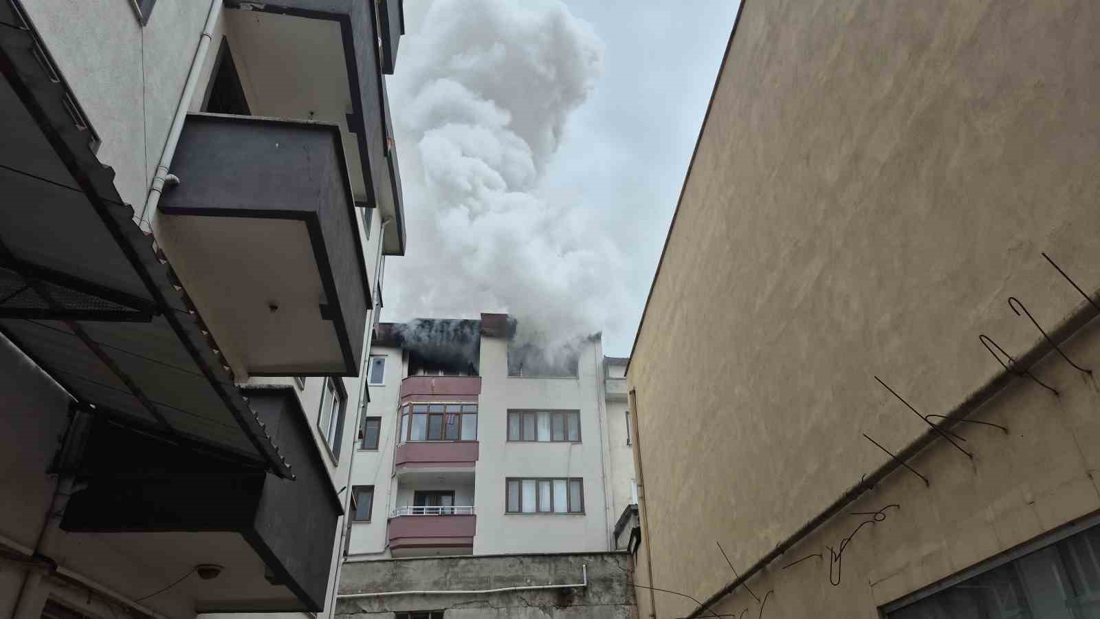 duzcede 5 katli binanin en ust kati alevlere teslim oldu iAsMJyPA