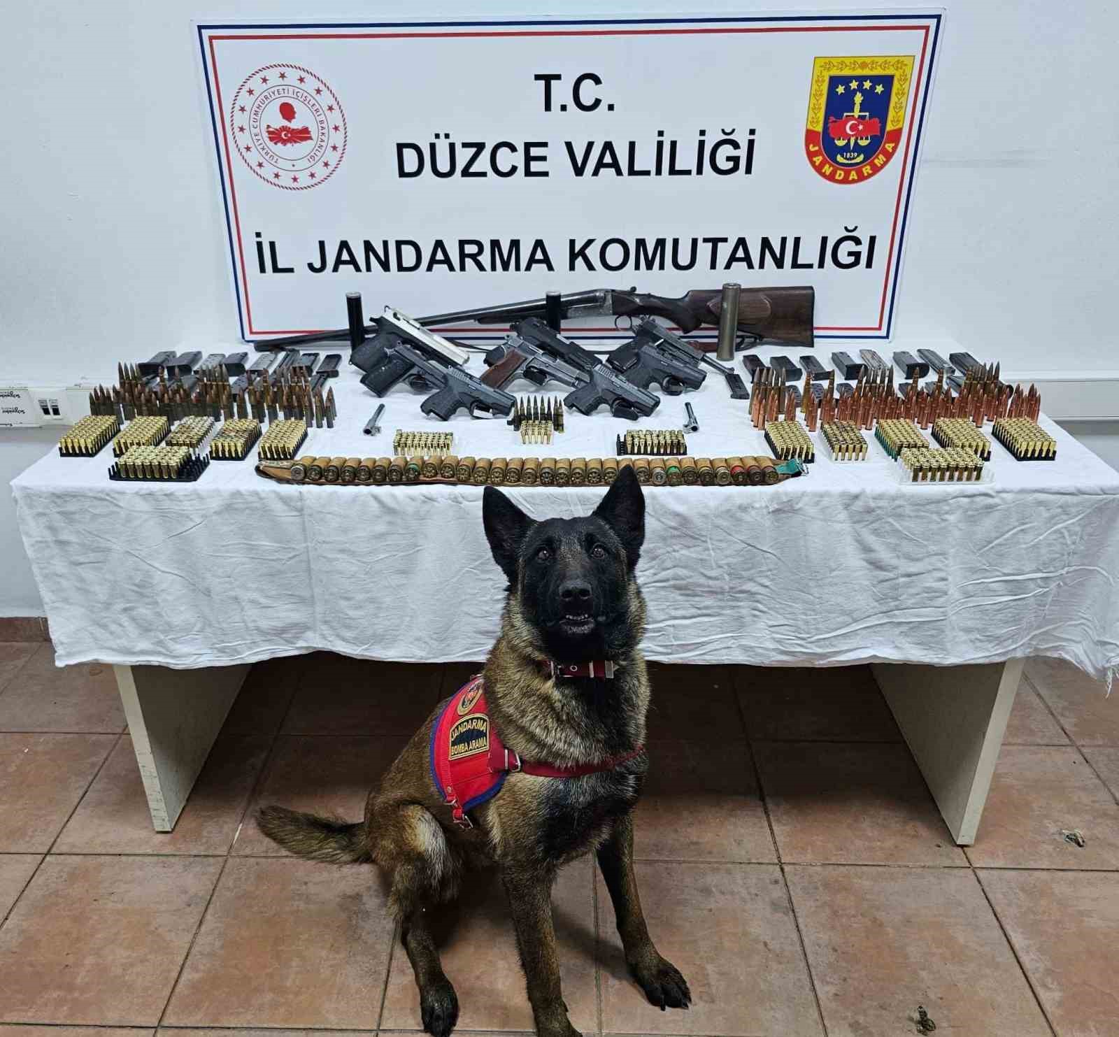 duzcede cok sayida silah ve muhimmat ele gecirildi XAr7TZ1j