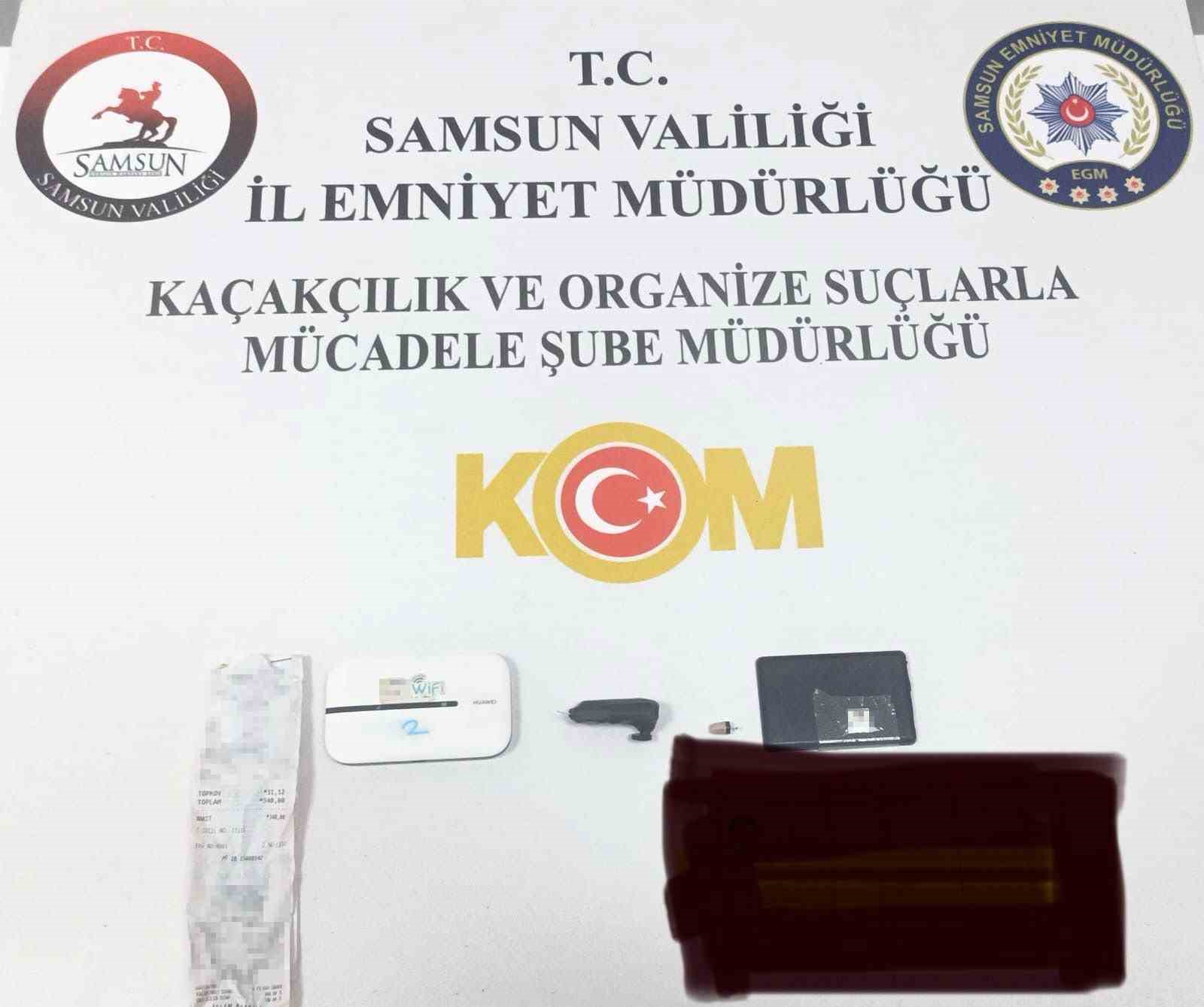 ehliyet sinavina kopya duzenegiyle girerken yakalandilar
