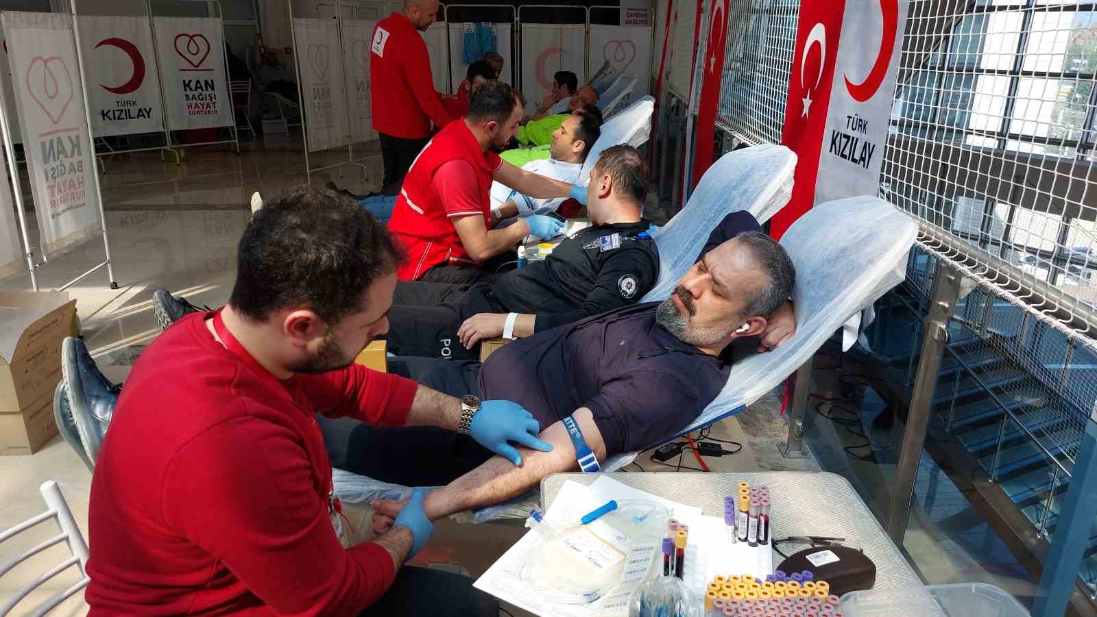 emniyetten kizilaya kan OJmKZhm6