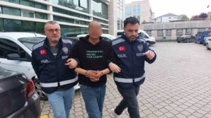 esini sopa ile hastanelik eden koca tutuklanip cezaevine giderken butun arkadaslardan yardim istiyorum dedi U1ONsD42