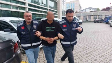 esini sopa ile hastanelik eden koca tutuklanip cezaevine giderken butun arkadaslardan yardim istiyorum dedi U1ONsD42