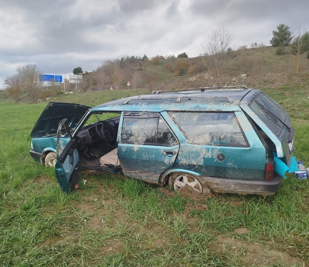 fiat tofas marka otomobil tarlaya yuvarlandi 3 yarali gCepNtI8
