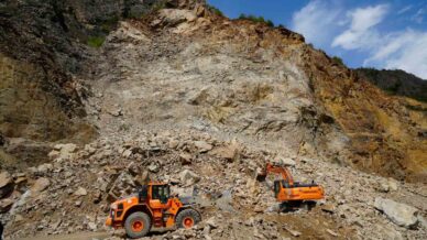 gumushane giresun karayolundaki heyelanin ardindan temizleme calismalari suruyor gcDSYkMh