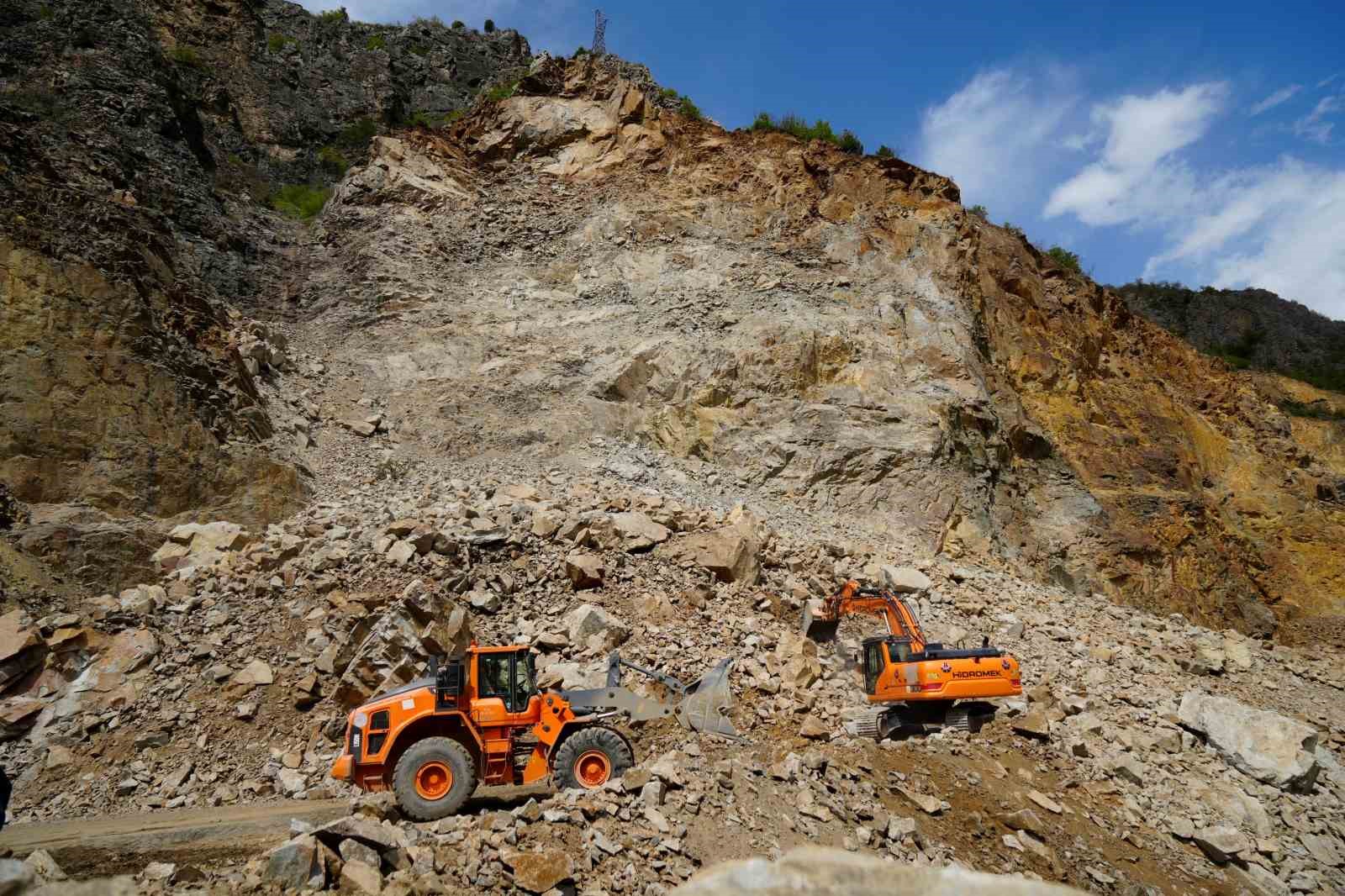 gumushane giresun karayolundaki heyelanin ardindan temizleme calismalari suruyor gcDSYkMh
