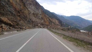 gumushane tirebolu yolunda heyelan jYKEGB3k