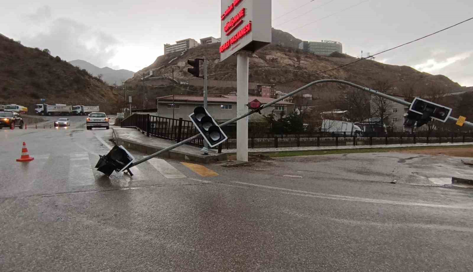 gumushanede firtina trafik isiklarini devirdi