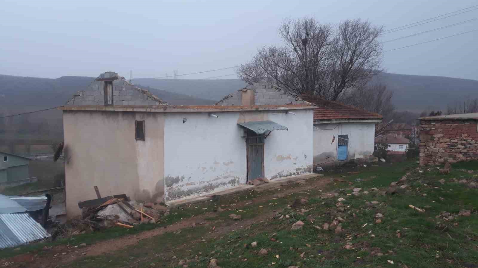 gumushanede kuvvetli firtina nedeniyle 20 evin catisi uctu DqPpDtQh