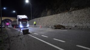 gumushanede meydana gelen heyelanda dev kayalar yola savruldu MZBdYNq2