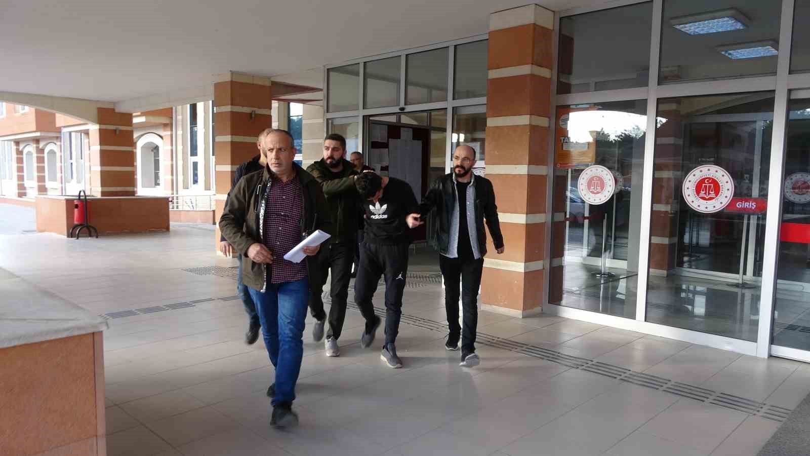 gurultu uzerine kapiya cikan komsusunu olduren sanik muebbet hapis cezasina carptirildi nGzveFRb