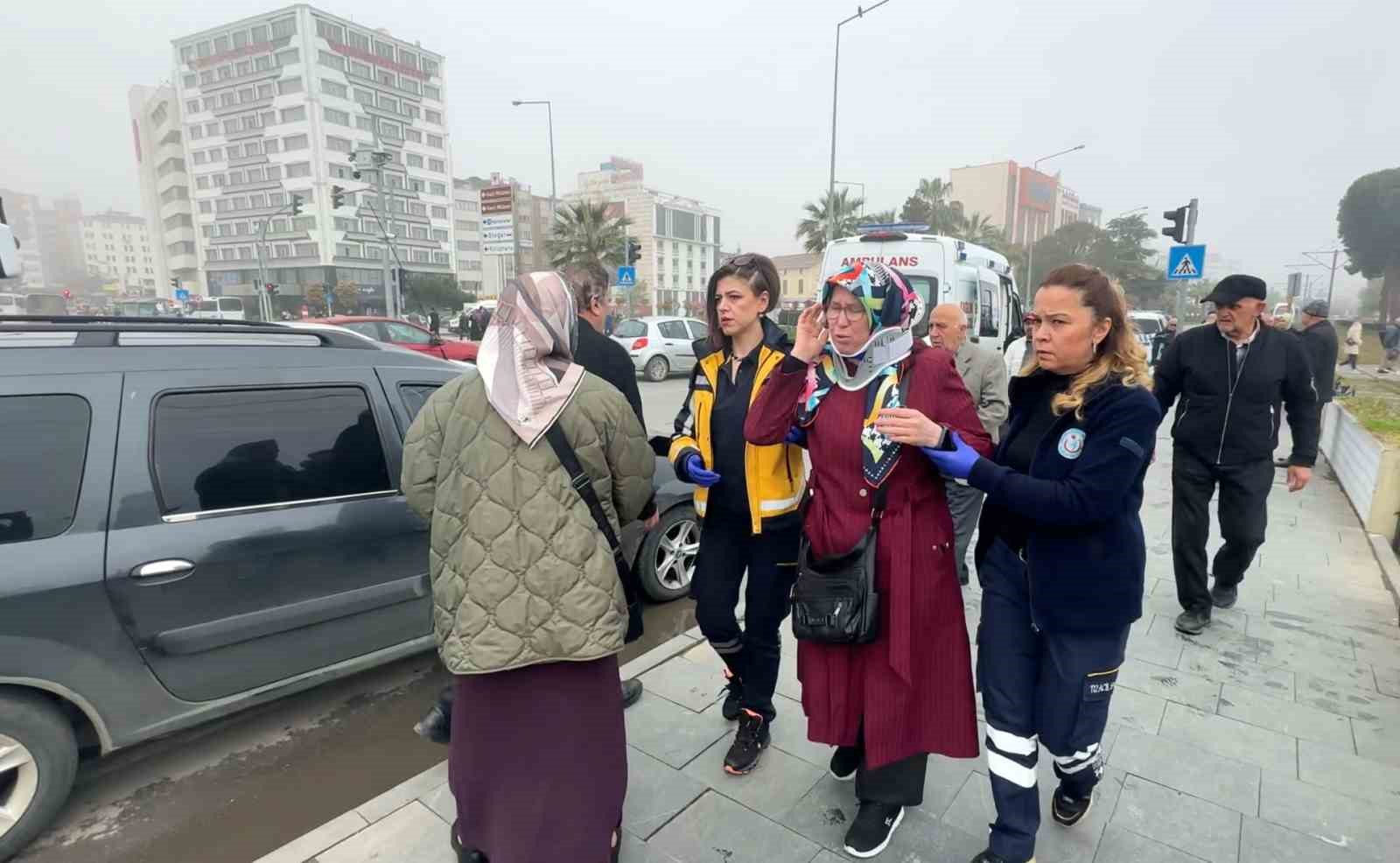 hafif ticari arac ile otomobil carpisti 2 yarali FW17whpz