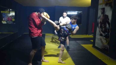 hamza eren goksu hem wushu hem de muay thaide dunya sampiyonlugu icin ter dokuyor JHWMsSmf