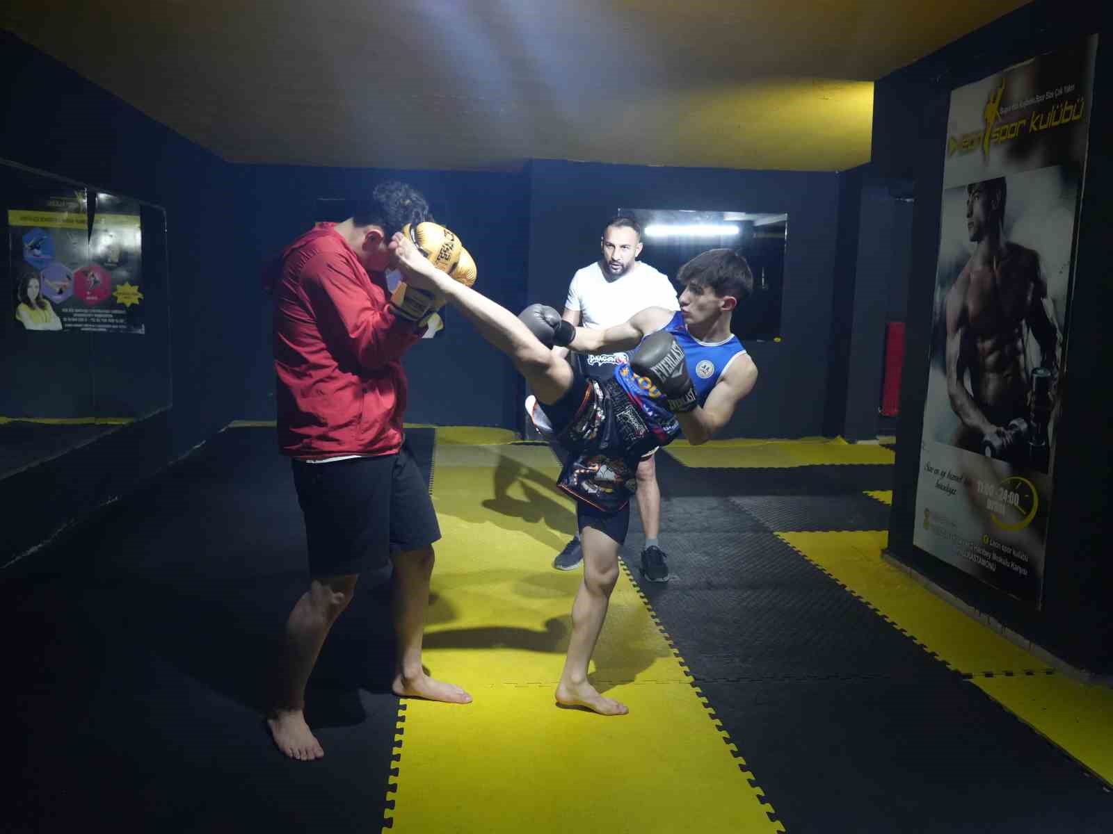 hamza eren goksu hem wushu hem de muay thaide dunya sampiyonlugu icin ter dokuyor JHWMsSmf