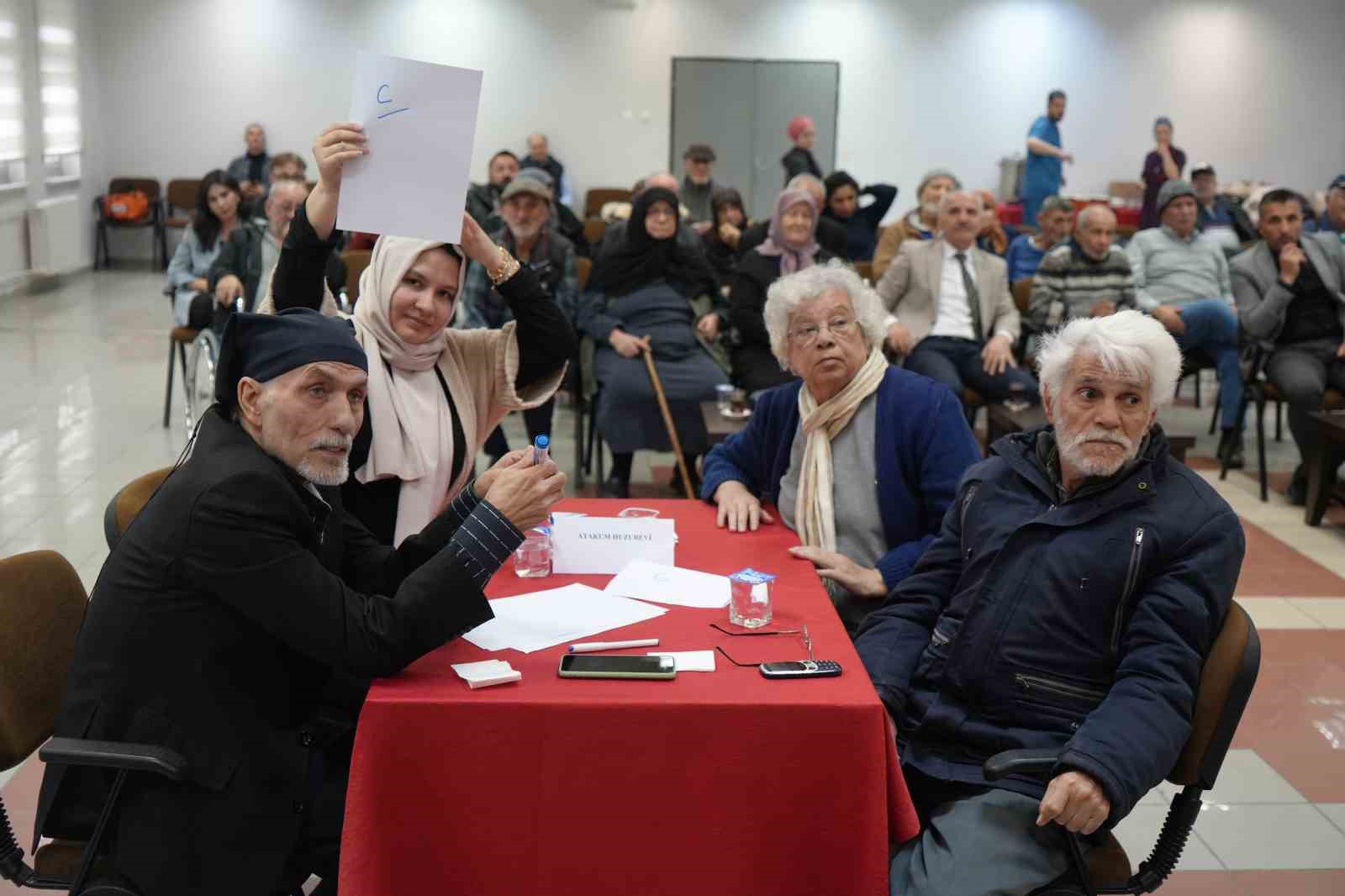 huzurevi sakinleri bilgi yarismasi hem yaristilar hem eglendiler