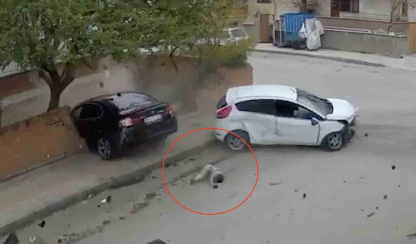 iki otomobil carpisti kucuk cocuk camdan firladi o anlar kamerada epck2kpE