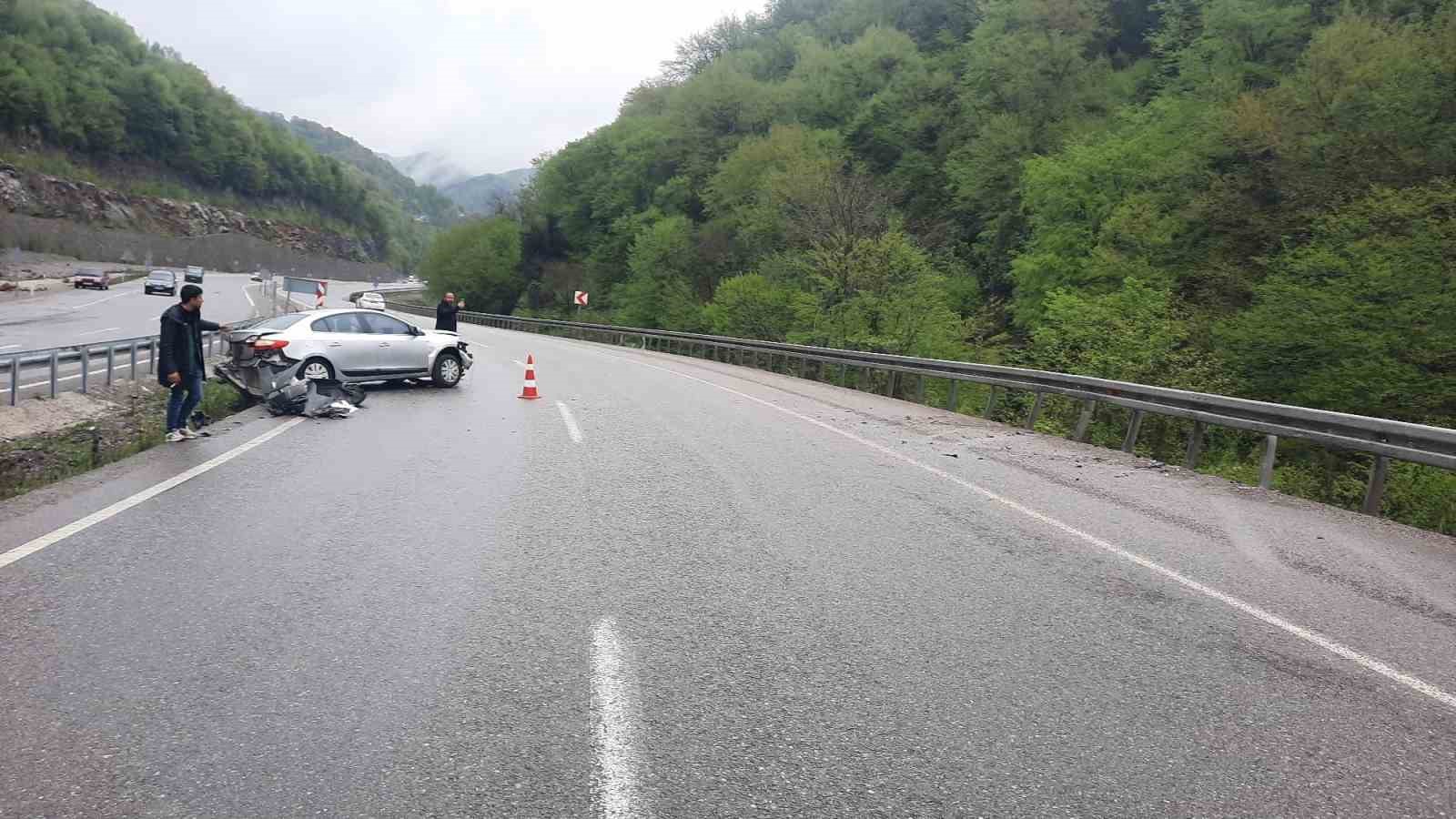 islak zeminde kontrolu kaybeden surucu hafif yaralandi pebkyZG4