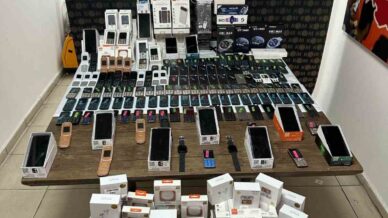 kacakcilik operasyonunda cok sayida telefon ve elektronik esya ele gecirildi VjBv6UJY