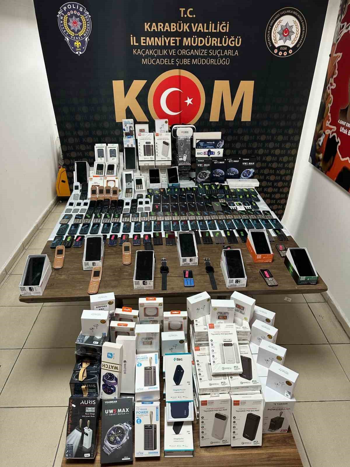 kacakcilik operasyonunda cok sayida telefon ve elektronik esya ele gecirildi VjBv6UJY