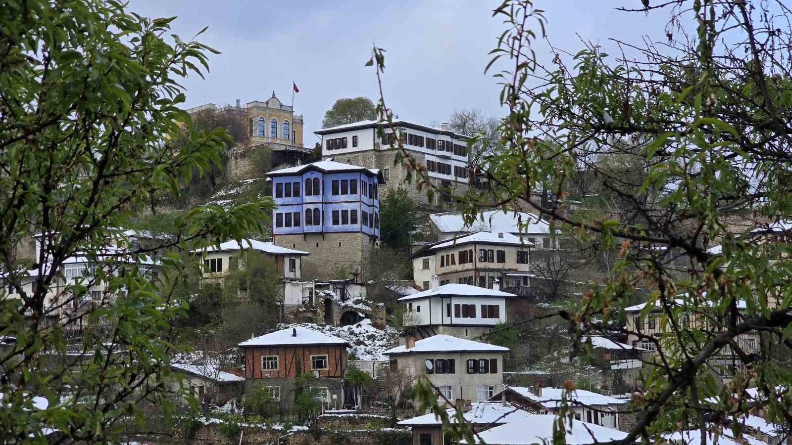 kar altinda kus sesleriyle kendini gosteren tarihi evler mest ediyor OCTgqmaP