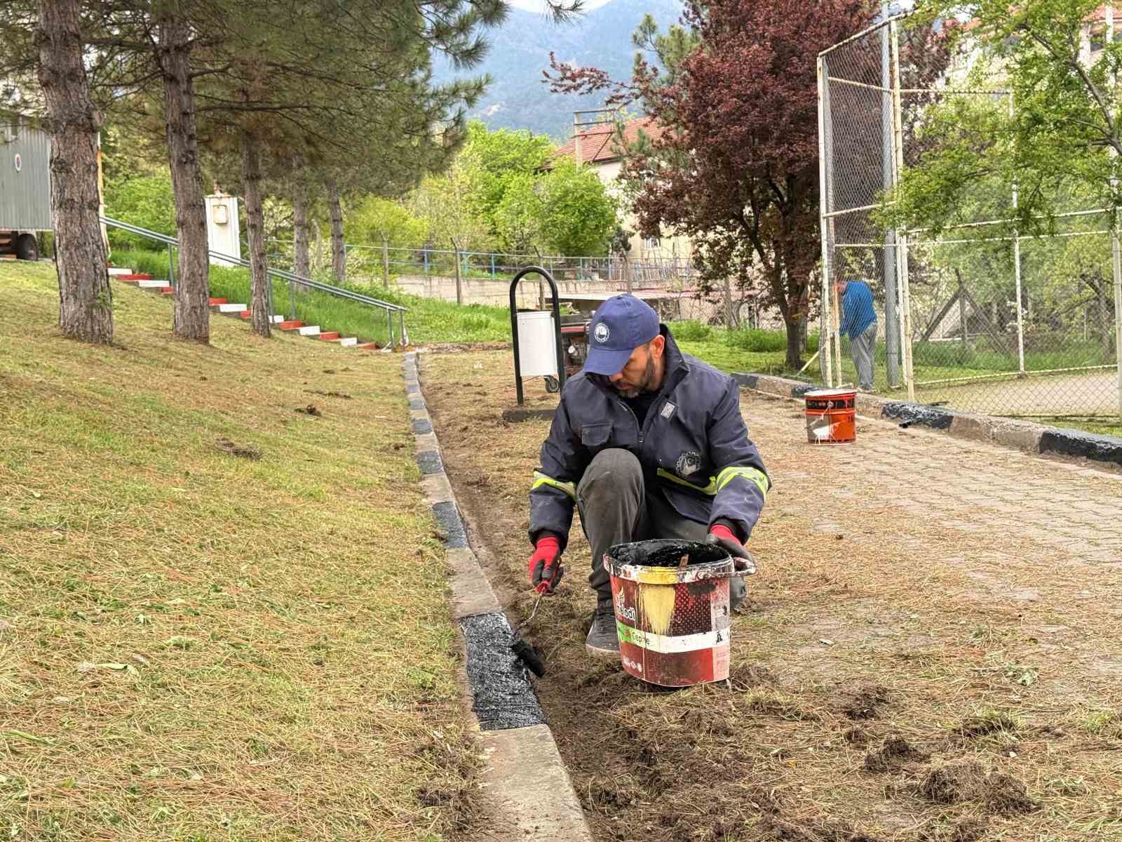 karabuk belediyesi park ve yesil alanlarda calismalara basladi OwEnBDa1