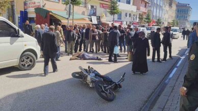karabukte motosiklet yayaya carpti 2 yarali 4jaVSJBR