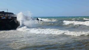 karadenizde poyraz alarmi 4 metrelik dalgalar olustu zYzIpVvl