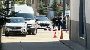 kardesini hastane onunde silahla yaraladi 4dFkXZzX