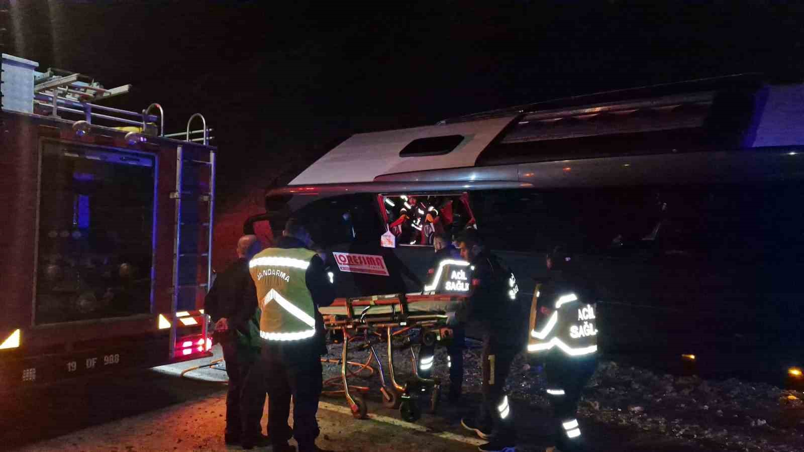 karnavaldan donen vatandaslari tasiyan otobus yan yatti 23 yarali q4WYnqA7