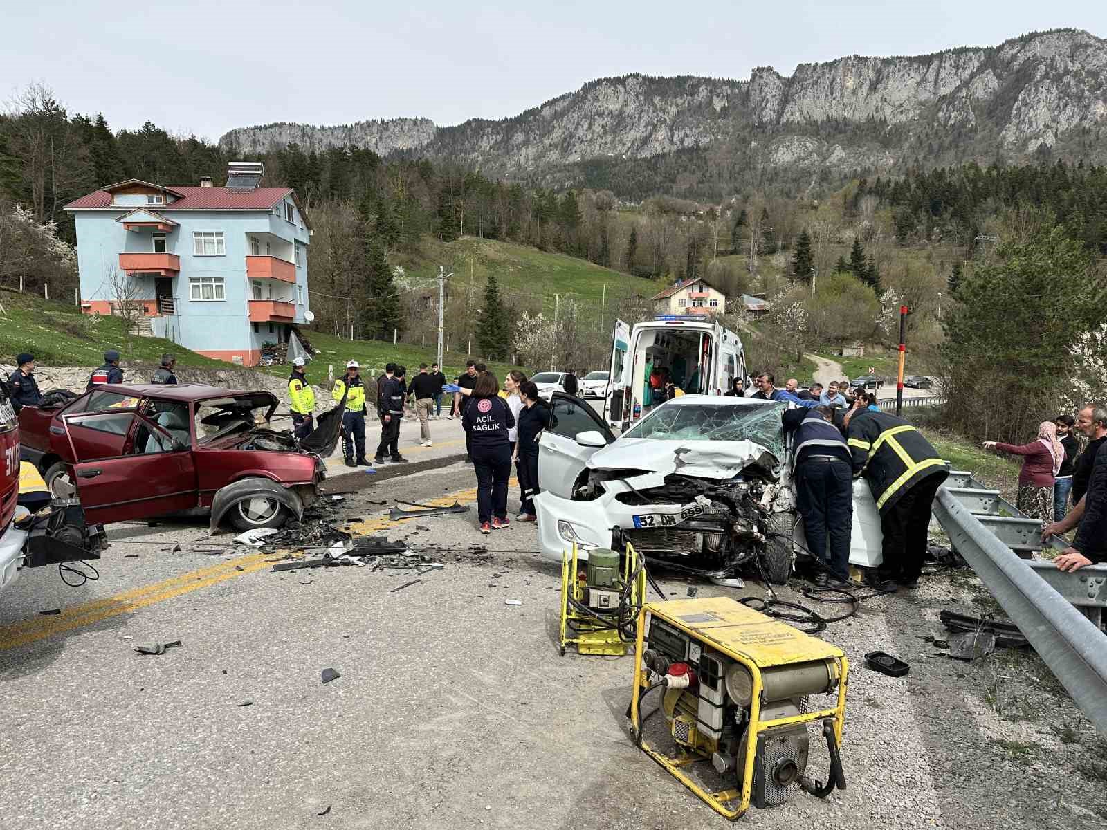 kastamonuda 2 otomobil carpisti ilk belirlemelere gore 3 kisi oldu 4 kisi yaralandi iXpsSJOG