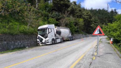 kastamonuda freni patlayan beton mikseri istinat duvarina carpti 2 yarali Ib5h5gmb
