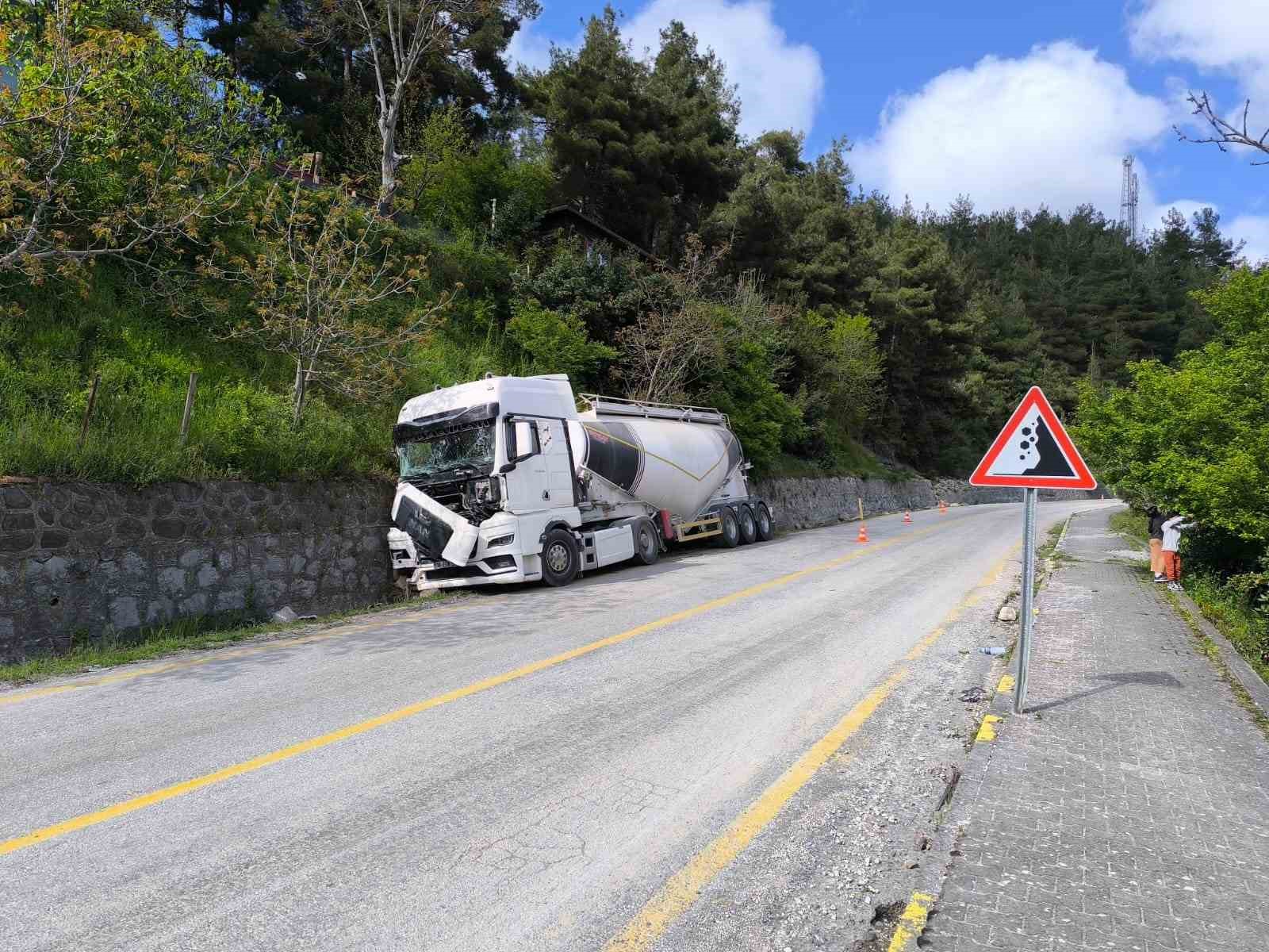 kastamonuda freni patlayan beton mikseri istinat duvarina carpti 2 yarali Ib5h5gmb